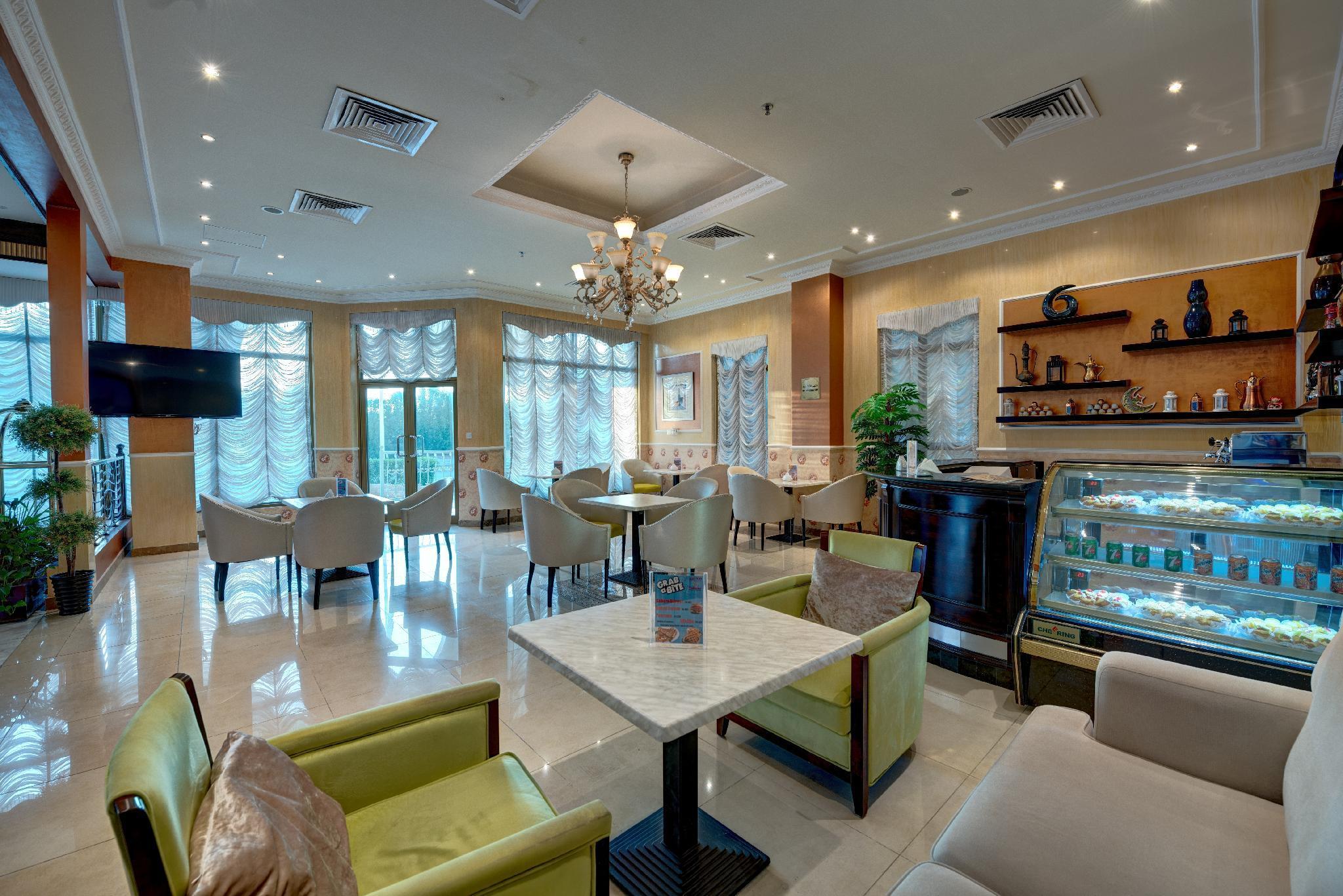사하라 비치 리조트 앤 스파 샤르자 외부 사진 The lobby lounge at the hotel