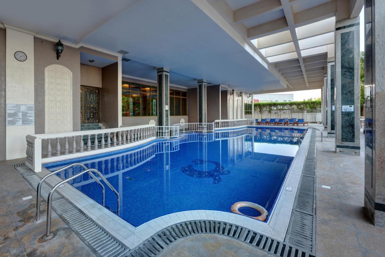 사하라 비치 리조트 앤 스파 샤르자 외부 사진 Swimming pool at the hotel