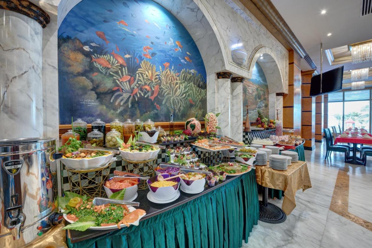 사하라 비치 리조트 앤 스파 샤르자 외부 사진 A buffet at a hotel