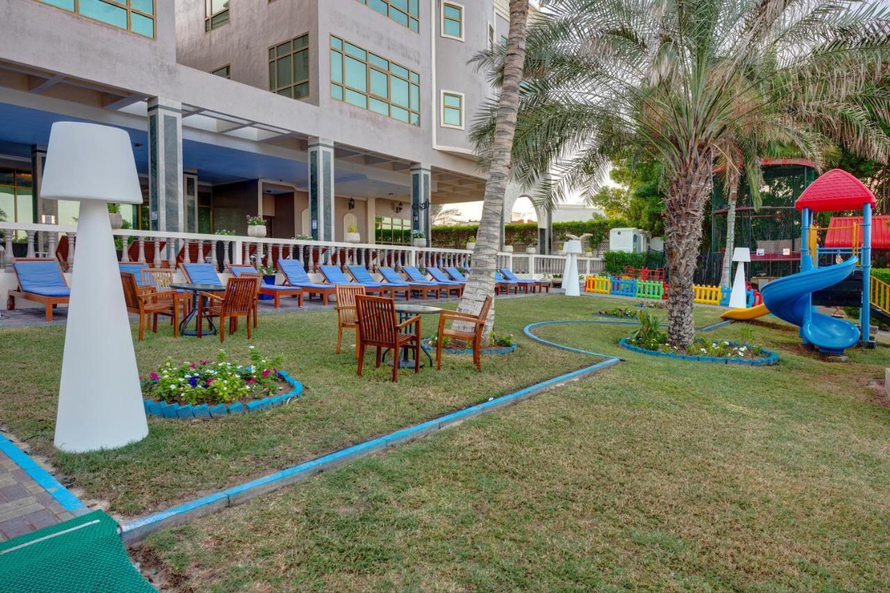 사하라 비치 리조트 앤 스파 샤르자 외부 사진 The school's playground