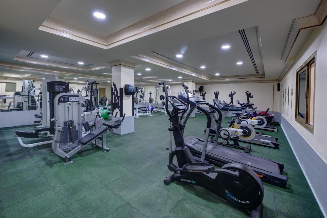 사하라 비치 리조트 앤 스파 샤르자 외부 사진 The gym at the hotel