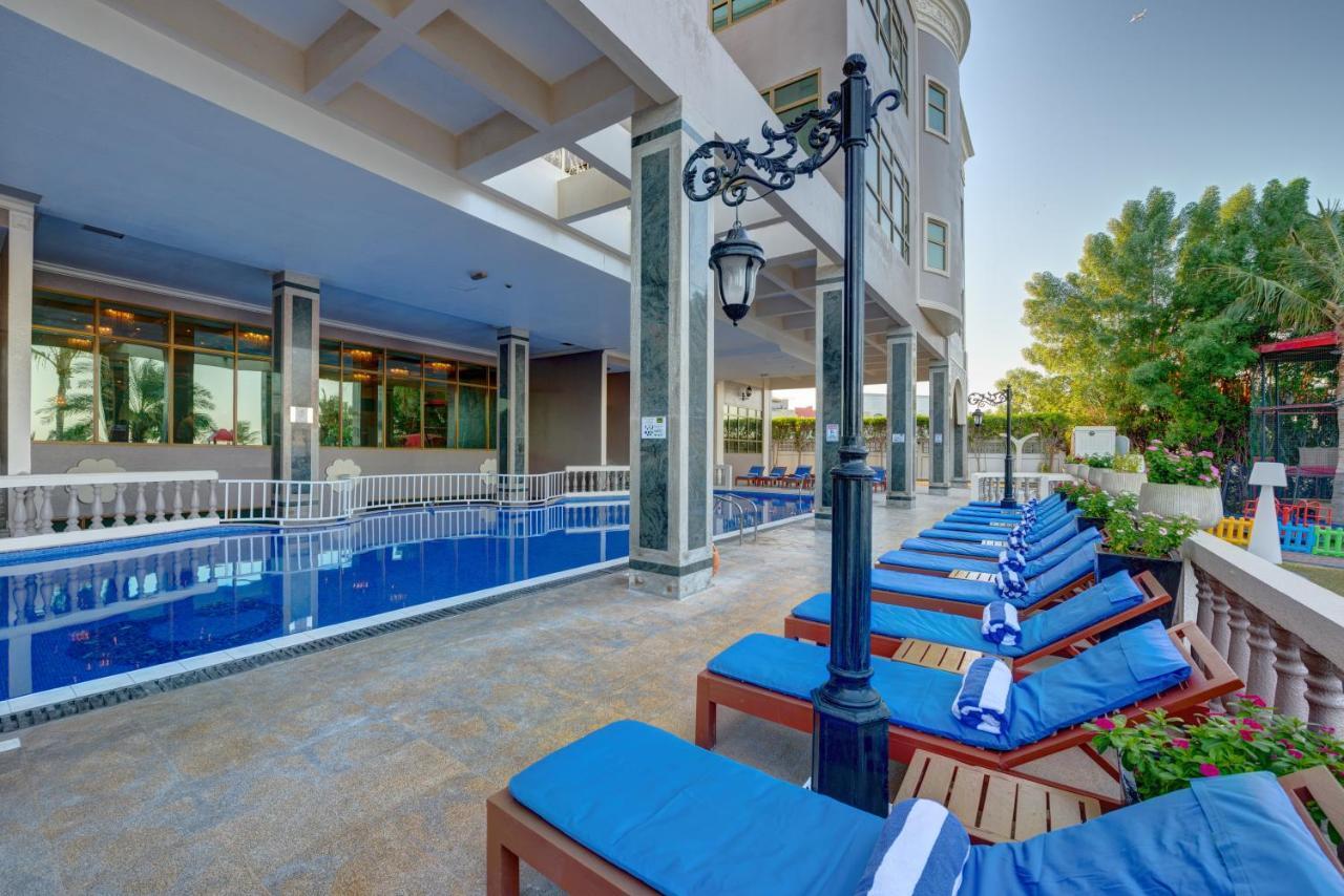 사하라 비치 리조트 앤 스파 샤르자 외부 사진 The pool at the hotel