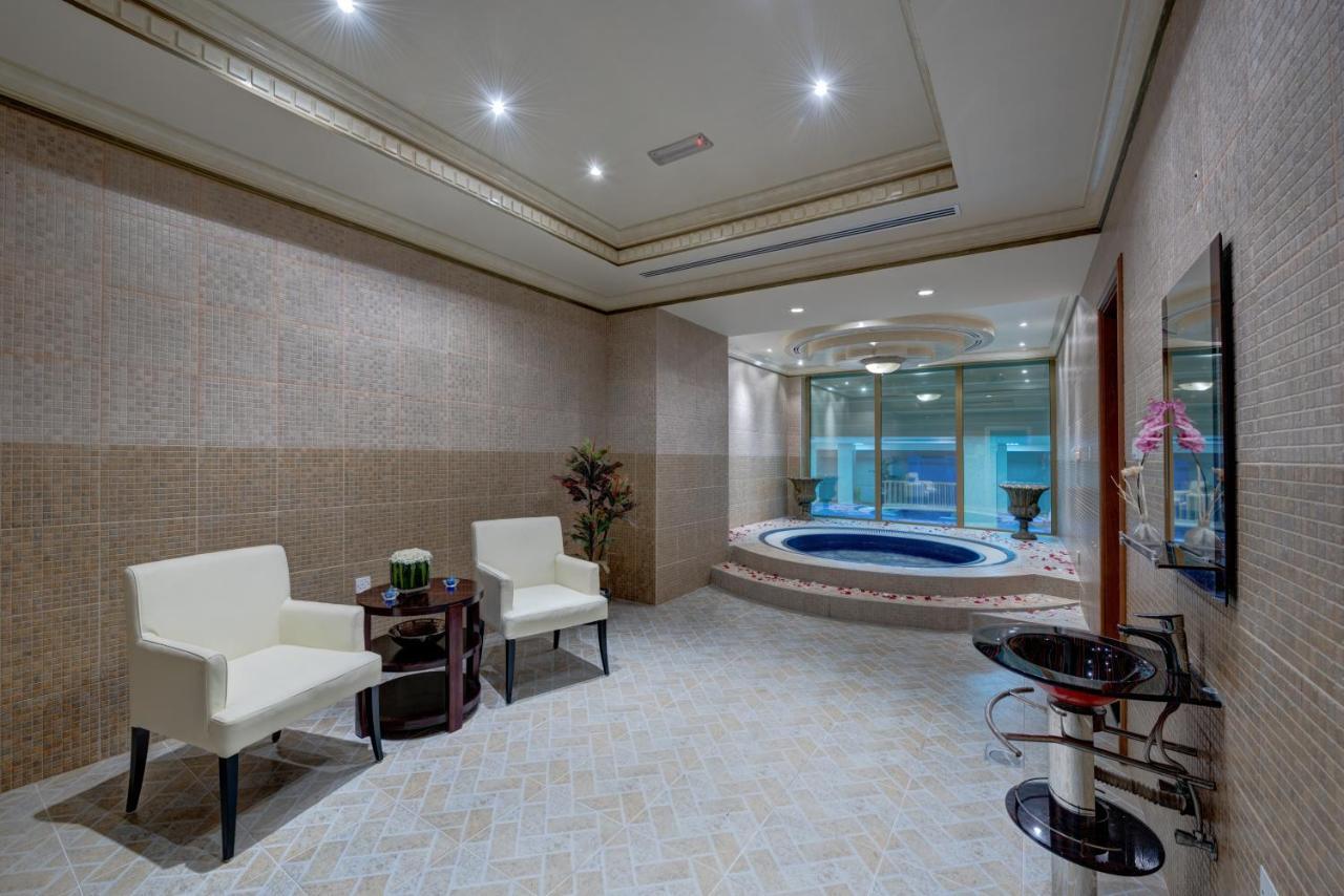 사하라 비치 리조트 앤 스파 샤르자 외부 사진 A modern bathroom